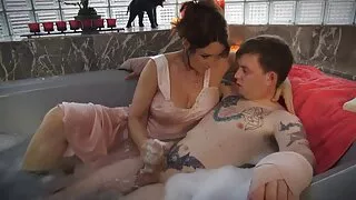 Kızıl saçlı arap temizlikci porno ve sarışın ile mükemmel üçlü
