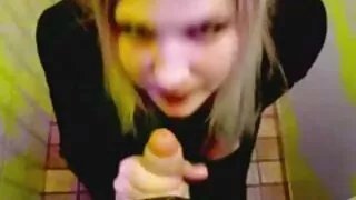Sarışın arap pornsu havuzda yağlanmış